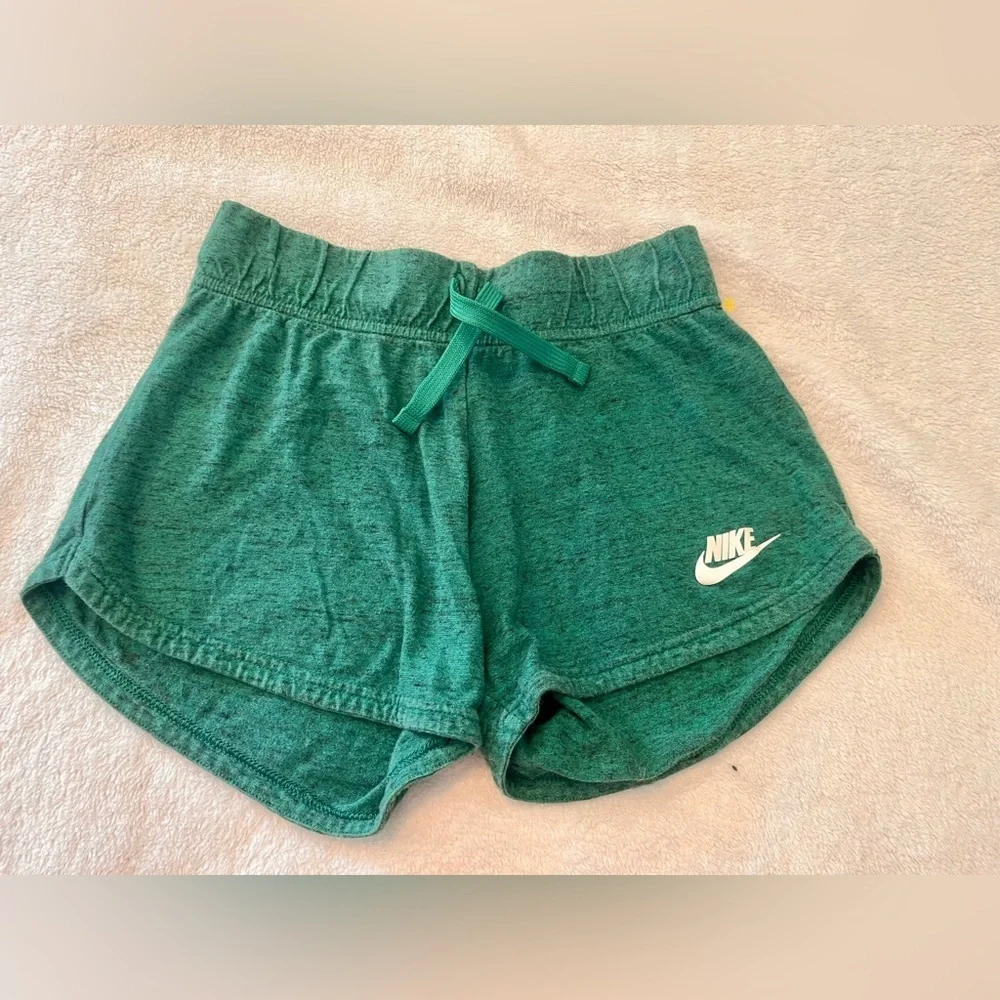 Nike Green Athletic Shorts Elastic Waistband Relaxed Fit